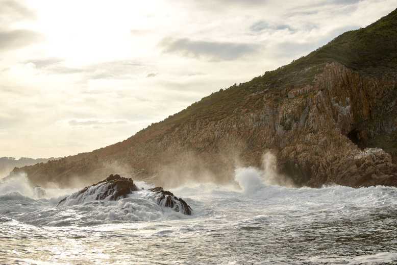 De ruwe zee in Knysna