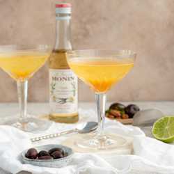 VIRGIN PORNSTAR MARTINI 🍸
🇺🇸English below
🇳🇱Vri-mi-bo tijd! 🍸
Ik heb de klassieke pornstar martini omgetoverd tot een non-alcoholische variant.
Wat heb je nodig?
✅2 delen passievruchtsap (tip: verse passievrucht uit het diepvriesschap van AH zeven)
✅1 deel bruiswater
✅1/2 deel vanillesiroop (bijvoorbeeld van Monin)
paar druppels limoensap
Zo maak je het:
Roer alles door elkaar, schenk door een fine strainer in de glazen zodat eventuele passievruchtpitjes niet in je glas terecht komen.
Cheers! 💃🏽
Wat is jouw favoriete cocktail of mocktail?
Trouwens, de nootjes en chocolade aardbeien enzo die ik erbij heb gereserveerd heb ik van @koro_nl. De linzenchips vind ik ook lekker voor bij de borrel. Met de code 'JUDITH' krijg je korting op je bestelling.
🇺🇸Cocktail o' clock. Or actually mocktail o' clock since I hardly ever drink alcohol. I turned a classic cocktail into a refreshing mocKtail. The perfect way to start the weekend!
•
•
•
in samenwerking met koro_nl
#korolicious
#PROOST #VRIMIBO
#lekker #genieten #recept
#heerlijk #vrijdagmiddagborrel #vrijdag
#mixology #bartender #mocktails #onthetable #beverage #drinkstagram #smullen #borrelplank