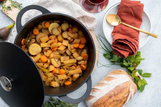 Vegetarische herfst stoofpot met pastinaak en meiraap Vegetarische herfst stoofpot met pastinaak en meiraap