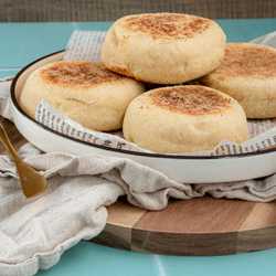 ENGELSE MUFFINS
Niet te verwarren met de cakeje . Engelse muffins zijn een soort platte luchtige broodjes.
Heerlijk met een likje boter en wat jam of kaas.
Ik maakte ze laatst zelf én wat je dan dus ook kunt maken:
Een homemade versie van de Egg McMuffin van Maccie D.
Het recept voor zowel de muffins als de (vegetarische) Egg McMuffin staan online! ⏩
Heb jij ze weleens gegeten?
•
•
•
#ontbijt #ontbijten #goedemorgen #zondag #lekker #zelfmaken #bakken #smullen #eggmcmuffin #englishmuffin #broodbakken #eetsmakelijk #boodschappen #recept