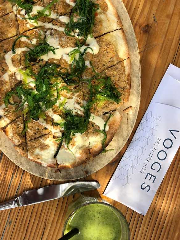 flammkuchen met tonijn en wakame op de kaart van Vooges Strand