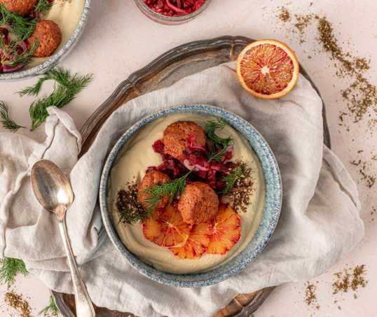 Loaded hummus met harissa gehaktballen en bloedsinaasappel