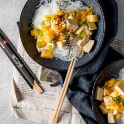 ZOETZURE TOFU MET 🍍&🫑
🇺🇸English below
🇳🇱Eet jij deze week ook vegetarisch? Vandaag gaat de Week zonder Vlees (en zuivel) van start.
Een perfecte reden dus om deze zoetzure tofu met paprika en ananas te maken.
Klaar in 10 minuten en lekker met zowel noodles als rijst. Ben jij team noodles of team rijst?
🇺🇸Sweet and sour tofu with pineapple. Adding pineapple to a savory dish. Do or don’t? As far as I am concerned it’s definitely a do, but I know some people will cringe big time 😆.
•
•
•
#weekzondervlees #goedemorgen #meatlessmonday #vegetarisch #weekzondervleesenzuivel #smullen #heerlijk #eetsmakelijk #recept #boodschappen #lekkereten #etenstijd #rijst #gezondeten #groente
@weekzondervlees