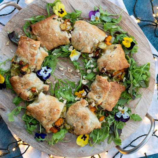 Vegetarische bladerdeeg kerstkrans maken Vegetarische bladerdeeg kerstkrans maken