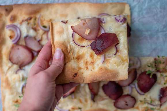 flammkuchen gorgonzola met stoofpeer
