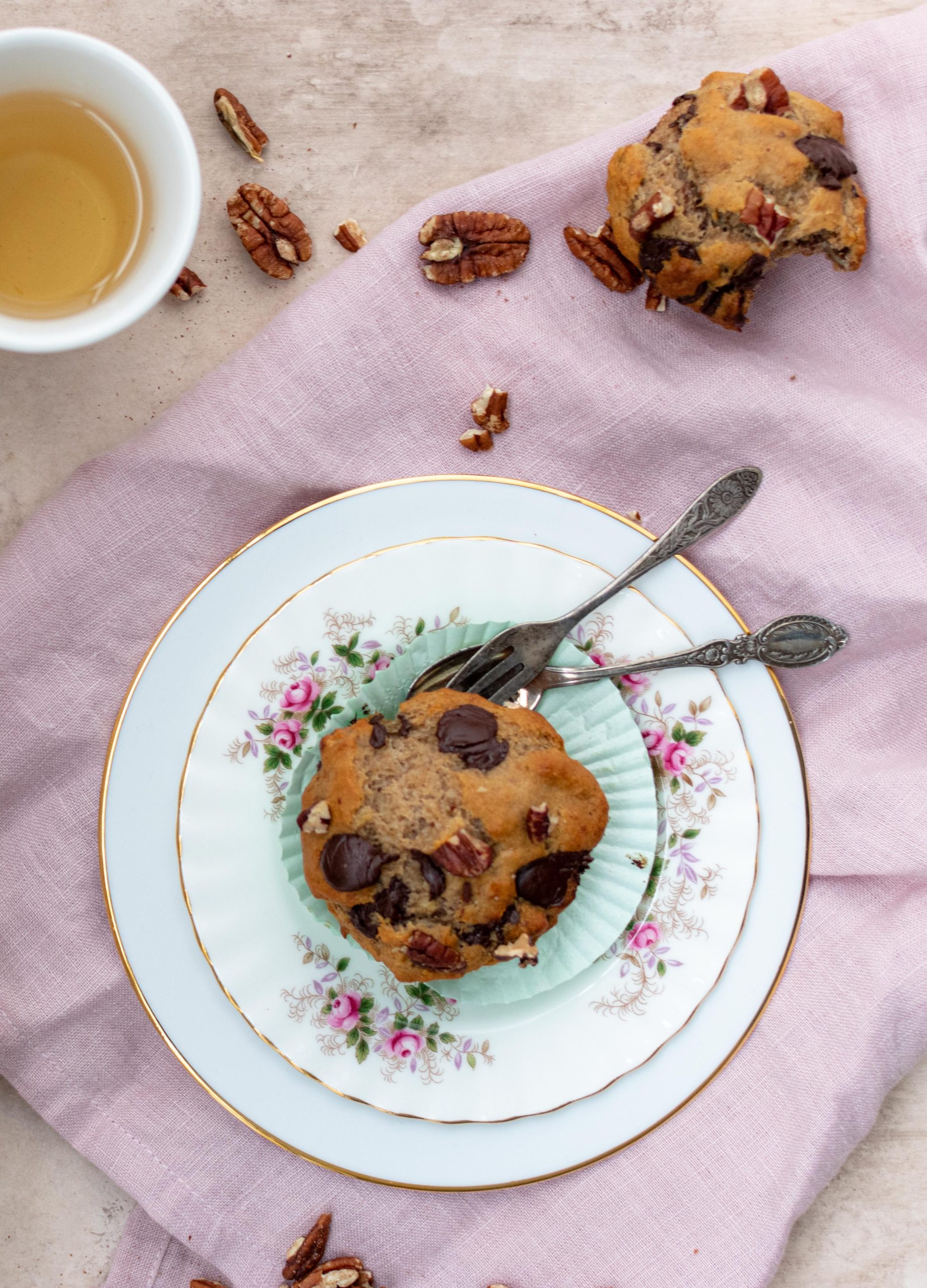 bananenbroodmuffins met chocolade en pecannoten