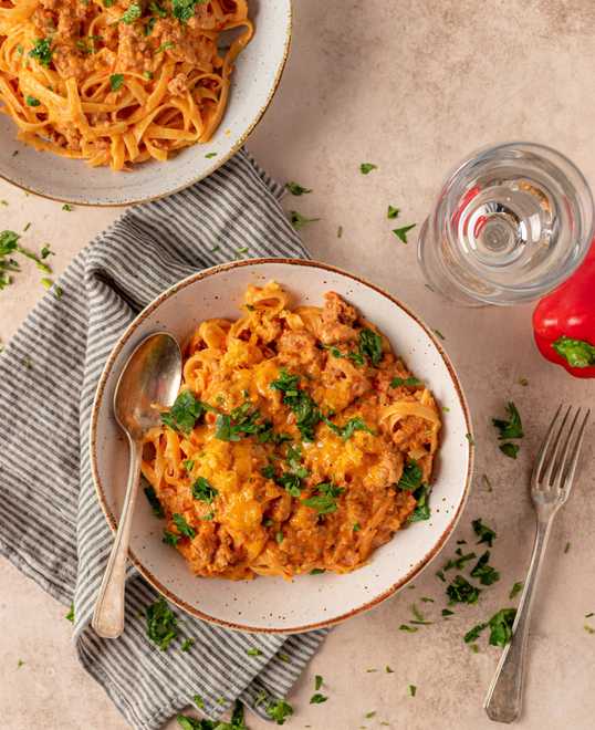 Vegetarische pasta met romige paprikasaus