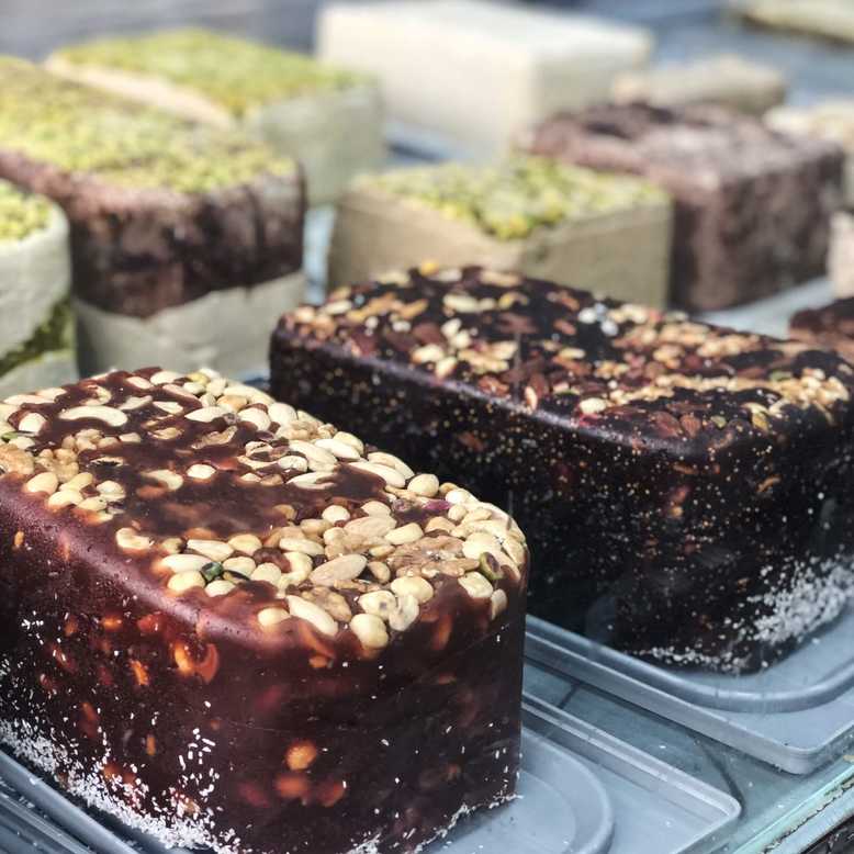 Halva en andere zoetigheden op Levinksy Market