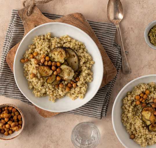 Parelcouscous met pesto en gegrilde groenten