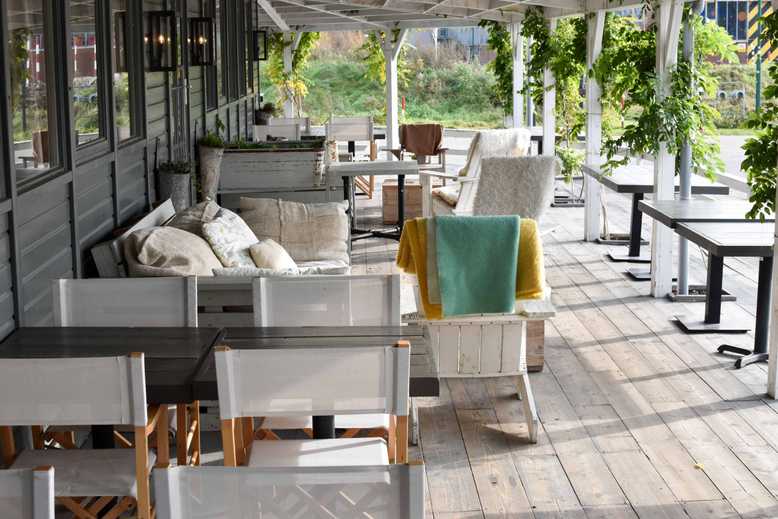 buiten bij DLC restaurant