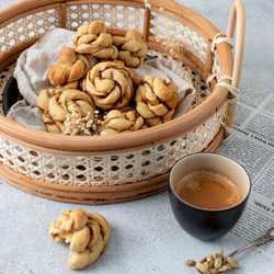 ZWEEDSE KARDEMOMBROODJES
🇺🇸English below
🇳🇱 Wat is jouw favoriete specerij? Een van mijn favorieten is toch wel kardemom. En dus moest ik toch echt eens Zeeedse kardemombroodjes maken. Heerlijk zacht, aromatisch en licht zoet.
Lekker voor ontbijt, tussendoor of doe als de Zweden en las deze maandag lekker een ‘fika’ in.
Wie heeft deze broodjes weleens gegeten?
Zelf maken ➡️ recept in bio!
🇺🇸These Swedish cardamom buns are a dream! Soft, fluffy and a touch of spiciness. Yum!
•
•
•
#Kardemummabullar #fika #swedishcuisine
#tryswedish #swedishfika #visitstockholm #stockholmfood #broodjes #zelfgebakken #smullen #heerlijk #eetsmakelijk #broodbakken #ontbijt #goedemorgen