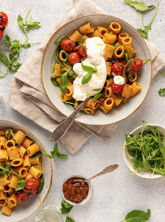 Pasta met rode pesto, rucola en burrata Pasta met rode pesto, rucola en burrata